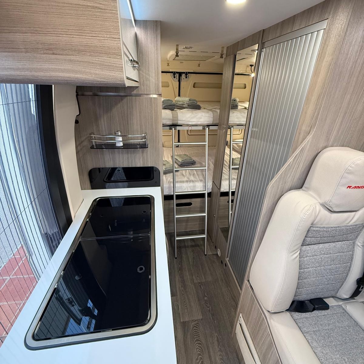 Ventana y luz natural interior camper Málaga